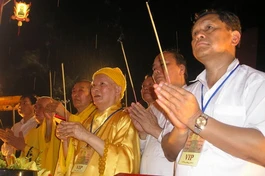 Bắc Ninh: Hàng chục ngàn người cung nghinh Phật ngọc tại chùa Phật Tích